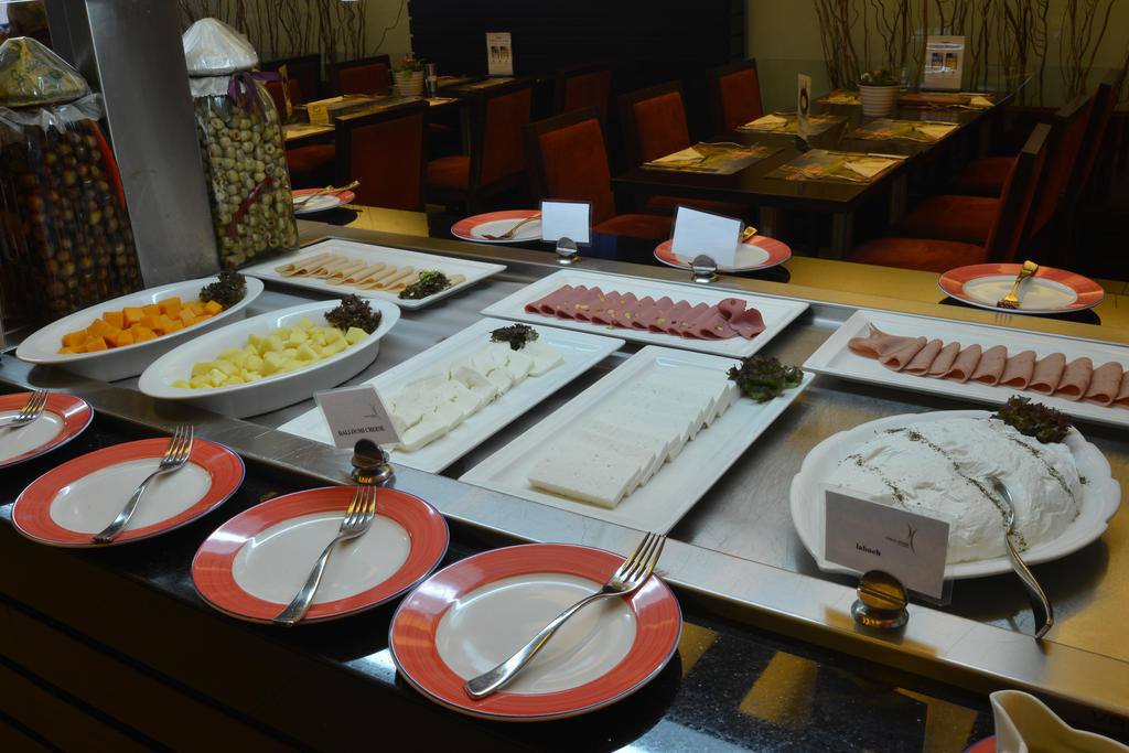 Coral Beirut Al Hamra Hotel Buitenkant foto