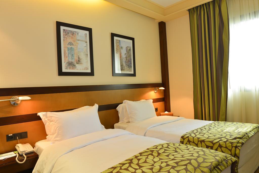 Coral Beirut Al Hamra Hotel Buitenkant foto