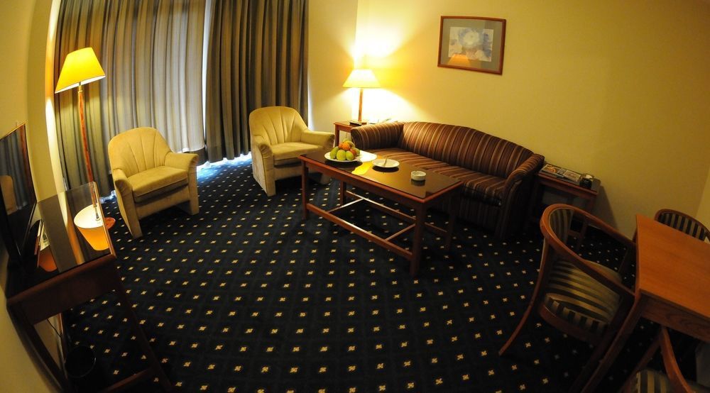Coral Beirut Al Hamra Hotel Buitenkant foto