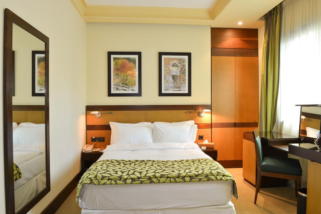 Coral Beirut Al Hamra Hotel Buitenkant foto