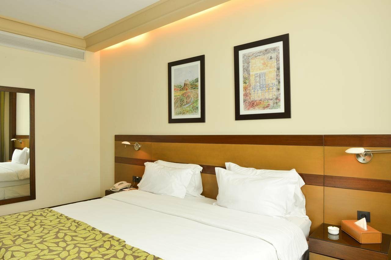 Coral Beirut Al Hamra Hotel Buitenkant foto