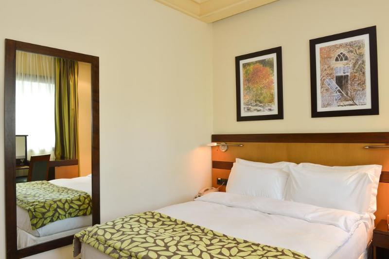 Coral Beirut Al Hamra Hotel Buitenkant foto